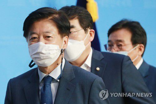 민주당 미디어·언론상생TF 발족 기자회견 마친 노웅래(서울=연합뉴스) 안정원 기자 = 노웅래 단장과 위원들이 5일 오후 더불어민주당 미디어·언론상생TF 발족 기자회견을 마치고 서울 여의도 국회 소통관을 나서고 있다. 2020.10.5 jeong@yna.co.kr