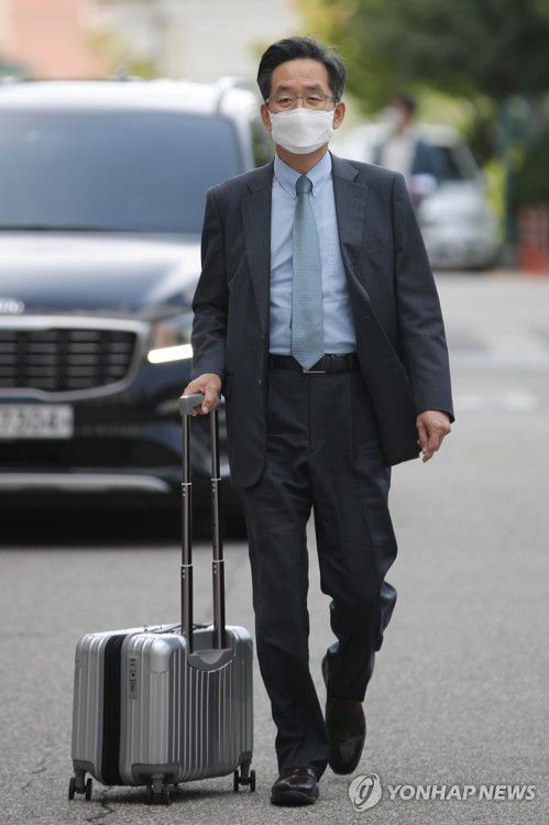 전두환 결심공판에 들고나온 서류(광주=연합뉴스) 천정인 기자 = 전두환 전 대통령의 사자 명예훼손 결심 공판이 열린 5일 광주 동구 광주지법 앞에서 전씨 측의 변호인인 정주교 변호사가 재판 서류가 들어있는 캐리어를 가지고 법정에 출석하고 있다. 2020.10.5 iny@yna.co.kr