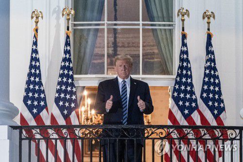 백악관에 돌아와 양손 엄지손가락을 치켜들고 포즈를 취하는 도널드 트럼프 미국 대통령 [EPA=연합뉴스]