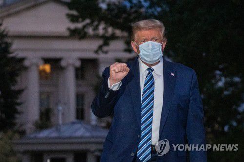 신종 코로나바이러스 감염증(코로나19) 때문에 미국 메릴랜드주 월터 리드 군병원에 입원했다가 사흘만인 5일(현지시간) 백악관으로 돌아온 도널드 트럼프 대통령 모습. [EPA=연합뉴스]