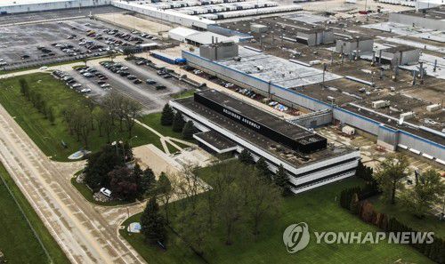 재가동 앞둔 피아트크라이슬러의 미국 일리노이 조립공장(벨비디어 EPA=연합뉴스) 미국 일리노이 주 벨비디어에 위치한 자동차업체 피아트크라이슬러(FCA)의 벨비디어 조립공장 전경. 18일(현지시간) 드론으로 촬영한 항공사진. 신종 코로나바이러스 감염증(코로나19) 사태로 3월 중순께부터 가동 중단에 들어갔던 이 공장은 오는 6월 1일 다시 문을 열 예정이다. leekm@yna.co.kr