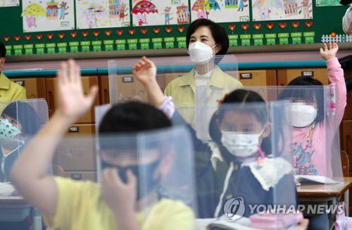 학생들 만난 유은혜 사회부총리유은혜 사회부총리 겸 교육부 장관이 지난 5일 오전 충남 금산중앙초등학교에서 수업 참관을 하고 있다. [연합뉴스 자료사진]