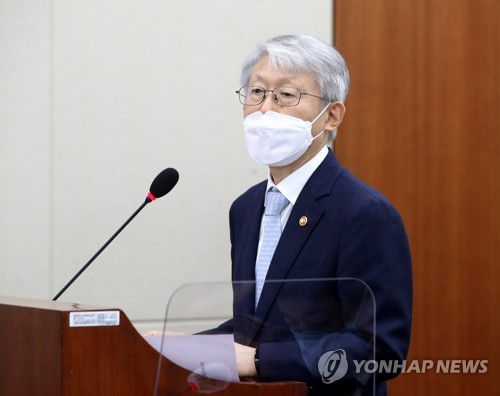 최기영 과학기술정보통신부 장관(서울=연합뉴스) 안정원 기자 = 7일 국회에서 열린 과학기술정보방송통신위원회 국정감사에서 최기영 과학기술정보통신부 장관이 선서를 한 뒤 인사말을 하고 있다. jeong@yna.co.kr