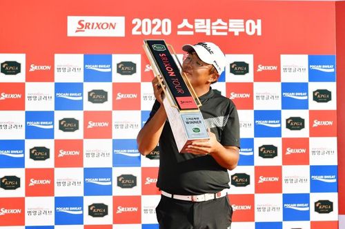 우승 트로피에 입 맞추는 최민석.[던롭스포츠코리아 제공. 재판매 및 DB 금지]