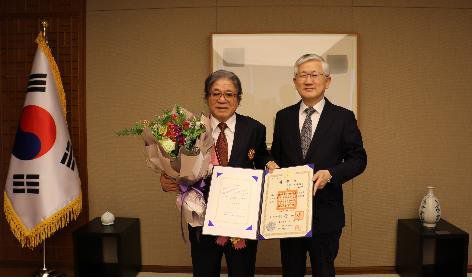 문재인 대통령 훈장 받은 오코노기 마사오(도쿄=연합뉴스) 오코노기 마사오(왼쪽) 일본 게이오대 명예교수가 1월 30일 주일본 한국대사관에서 남관표 대사로부터 문재인 대통령이 주는 훈장을 받고 기념촬영을 하고 있다. 2020.1.30 [주일본 한국대사관 제공, 재판매 및 DB 금지] photo@yna.co.kr