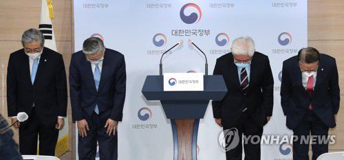 고개 숙인 주요 대학 의료원장(서울=연합뉴스) 백승렬 기자 = 김영훈 고려대학교 의료원장 등 주요 병원장들이 8일 정부서울청사에서 의대생들이 의사국가고시에 응시하지 않은 것에 대해 사과하는 성명을 발표하기 전 고개 숙여 인사하고 있다. srbaek@yna.co.kr