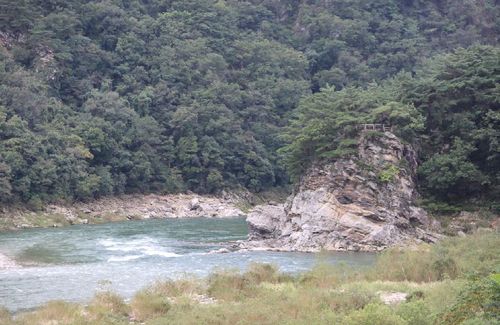 내린천 절벽 위 오른쪽이 노루목 산장 [사진/성연재 기자]