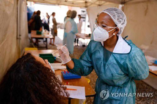 프랑스 파리 외곽에 설치된 코로나19 검사소[AFP=연합뉴스 자료사진]