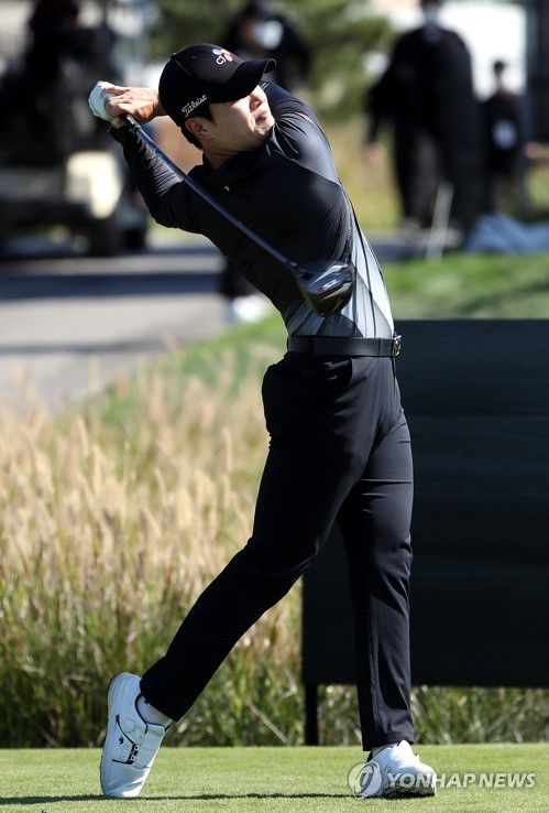 티샷 날리는 이재경(인천=연합뉴스) 윤태현 기자 = 8일 인천 송도 잭 니클라우스 골프클럽 코리아에서 열린 한국프로골프(KPGA) 제네시스 챔피언십 1라운드. 이재경이 1번 홀에서 티샷을 날리고 있다. 2020.10.8 tomatoyoon@yna.co.kr