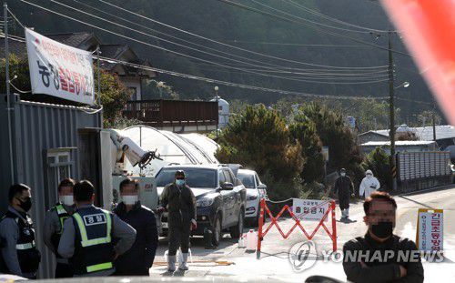 화천 양돈 농가서 아프리카돼지열병 발생(화천=연합뉴스) 양지웅 기자 = 강원 화천군의 한 양돈 농가에서 아프리카돼지열병(ASF) 발생이 확인된 9일 오전 해당 농가에서 방역당국 관계자들이 해당 농장 입구를 통제하고 있다. yangdoo@yna.co.kr