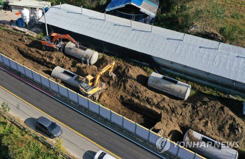 화천서 강원도 내 첫 농가 ASF 발생(화천=연합뉴스) 양지웅 기자 = 강원 화천군의 한 양돈 농가에서 아프리카돼지열병(ASF) 발생이 확인된 9일 오전 해당 농가에서 방역당국 관계자들이 살처분 작업을 진행하고 있다. yangdoo@yna.co.kr