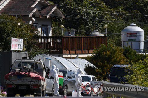 화천서 강원도 내 첫 농가 ASF 발생(화천=연합뉴스) 양지웅 기자 = 강원 화천군의 한 양돈 농가에서 아프리카돼지열병(ASF) 발생이 확인된 9일 해당 농가에서 방역당국 관계자들이 살처분 작업을 진행하고 있다. 2020.10.9 yangdoo@yna.co.kr