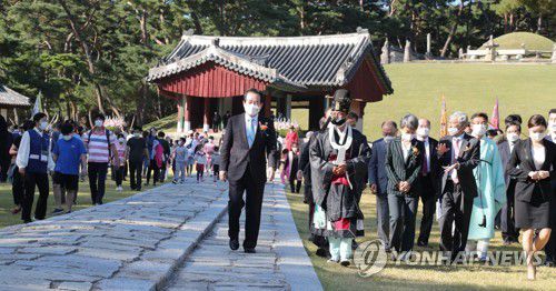 어도를 걷는 정세균 총리(서울=연합뉴스) 백승렬 기자 = 정세균 국무총리가 9일 6년동안의 제모습찾기 복원공사를 마친 뒤 재개방된 경기 여주시 능서면 세종대왕릉에서 헌화한 뒤 참석자들과 함께 어도를 따라 걸어 나오고 있다. 2020.10.9 srbaek@yna.co.kr