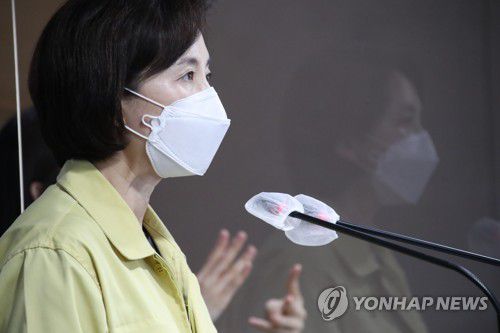 브리핑하는 유은혜 부총리(서울=연합뉴스) 김승두 기자 = 유은혜 사회부총리 겸 교육부 장관이 11일 오후 정부서울청사 브리핑실에서 오는 12일 이후 학사 운영 방안을 발표하고 있다. 2020.10.11 kimsdoo@yna.co.kr