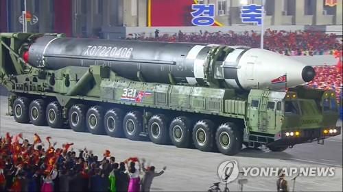북한, 당 창건일 열병식서 신형 ICBM 공개  (서울=연합뉴스) 북한이 10일 노동당 창건 75주년 기념 열병식에서 미 본토를 겨냥할 수 있는 신형 대륙간탄도미사일(ICBM)을 공개했다. 조선중앙TV가 보도한 화면을 보면 신형 ICBM은 화성-15형보다 미사일 길이가 길어지고 직경도 굵어진 모습이다. 바퀴 22개가 달린 이동식발사대(TEL)가 신형 ICBM을 싣고 등장했다.[조선중앙TV 화면] 2020.10.10 
    [국내에서만 사용가능. 재배포 금지. For Use Only in the Republic of Korea. No Redistribution]