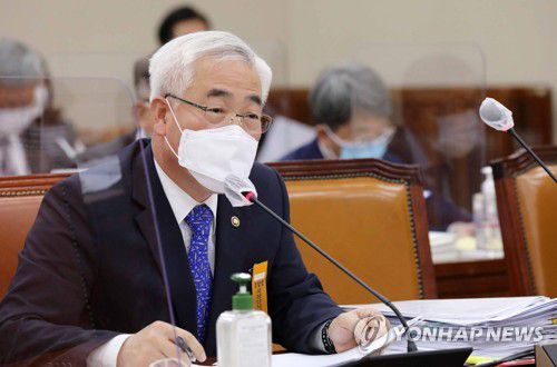 답변하는 김종석 기상청장(서울=연합뉴스) 진성철 기자 = 김종석 기상청장이 12일 국회 환경노동위원회의 기상청 및 산하기관에 대한 국정감
사에 출석, 의원들의 질문에 답변하고 있다. 2020.10.12 zjin@yna.co.kr