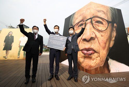 '베를린 소녀상 철거 철회 요청'(서울=연합뉴스) 신준희 기자 = 12일 한성대입구역 인근 광장에 설치된 여성인권 공공 미술작품 앞에서 이승로 성북구청장(가운데) 등이 독일 베를린의 평화의 소녀상 철거 명령 철회를 요청하는 피케팅을 하고 있다. hama@yna.co.kr