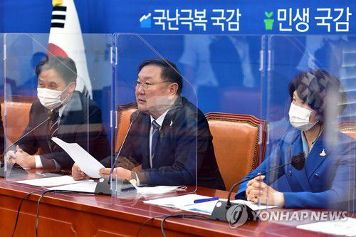 발언하는 김태년 원내대표(서울=연합뉴스) 하사헌 기자 = 더불어민주당 김태년 원내대표가 13일 오전 서울 여의도 국회에서 열린 국정감사 대책회의에서 발언하고 있다. 2020.10.13 toadboy@yna.co.kr