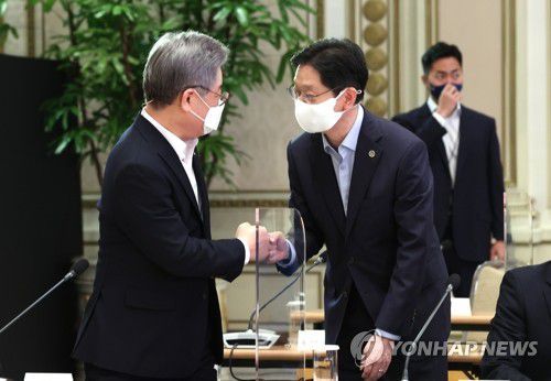 주먹인사 하는 김경수-이재명(서울=연합뉴스) 이진욱 기자 = 김경수 경남도지사(오른쪽)와 이재명 경기도지사가 13일 오전 청와대에서 열린 제2차 한국판 뉴딜 전략회의에 참석해 주먹인사 하고 있다.
    이날 전략회의에는 전국 17개 시도지사가 참석했다. 2020.10.13 cityboy@yna.co.kr