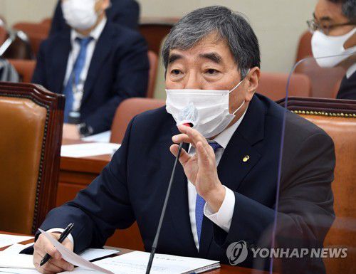 답변하는 윤석헌 금감원장(서울=연합뉴스) 진성철 기자 = 윤석헌 금감원장이 13일 국회 정무위원회에서 열린 금융감독원 국정감사에서 의원질의에 답변하고 있다. zjin@yna.co.kr