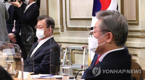 문 대통령과 이재명 경기도지사(서울=연합뉴스) 이진욱 기자 = 13일 오전 청와대에서 열린 제2차 한국판 뉴딜 전략회의에 문재인 대통령과 이재명 경기도지사가 참석해 있다. 2020.10.13 cityboy@yna.co.kr