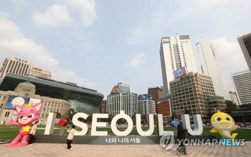 만화 캐릭터와 함께[연합뉴스 자료사진]