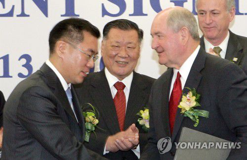 2006년 기아차 조지아 공장 조인식(서울=연합뉴스) 2006년 기아차 조지아 공장 조인식에 참석한 정몽구 현대차그룹 명예회장(가운데)과 정의선 회장. 오른쪽은 소니퍼듀 조지아 주지사. 
    [현대기아차 제공. 재판매 및 DB 금지] photo@yna.co.kr