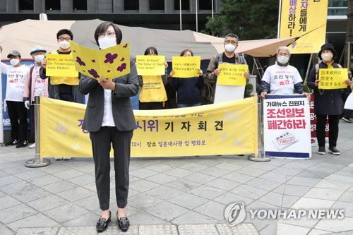 정의기억연대 경과보고(서울=연합뉴스) 강민지 기자 = 14일 서울 종로구 옛 일본대사관 앞에서 열린 제1461차 일본군성노예제 문제해결을 위한 정기 수요시위 기자회견에서 이나영 정의기억연대 이사장이 경과보고를 하고 있다. 2020.10.14 mjkang@yna.co.kr