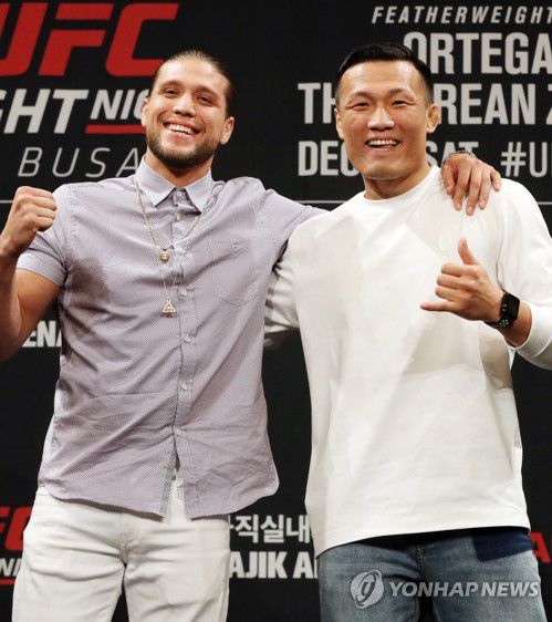 UFC, 환하게 웃는 정찬성과 오르테가2019년 10월 17일 서울 시내 한 호텔에서 'UFC 파이트 나이트 부산' 메인이벤트 페더급 매치를 앞두고 열린 정찬성과 브라이언 오르테가의 공식 기자회견에서 두 선수가 포즈를 취하고 있다. [연합뉴스 자료사진]