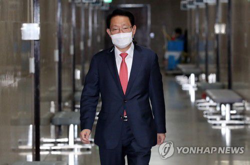 서울ㆍ부산시장 경선준비위 입장하는 김상훈 위원장(서울=연합뉴스) 진성철 기자 = 서울·부산시장 재보궐선거를 위한 국민의힘 경선준비위원장인 김상훈 의원이 15일 국회에서 열린 경선준비위원회 첫 회의에 입장하고 있다.  2020.10.15 zjin@yna.co.kr