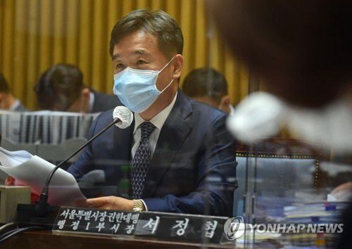 국정감사에서 의원들 질의에 답변하는 서정협(서울=연합뉴스) 김인철 기자 = 서정협 서울시장 권한대행이 15일 오전 서울시청에서 열린 국회 행정안전위원회 국정감사에서 의원들 질의에 답하고 있다. 2020.10.15 yatoya@yna.co.kr