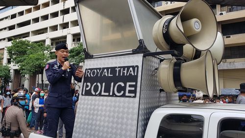 방콕시 경찰이 차량에 설치된 확성기를 통해 5인이상 정치 집회 금지를 내용으로 하는 비상칙령이 발효됐음을 알리면서 집회 참석자들에게 해산을 종용하고 있다. 2020.10.15
[방콕=연합뉴스 김남권 특파원]