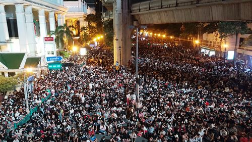 경찰 저지선이 물러난 남쪽 방향으로 집회 참석 인원이 빽빽이 들어차 있다. 2020.10.15
[방콕=연합뉴스 김남권 특파원]