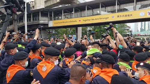 베레모 차림의 경찰들이 반정부 집회 참석자들이 저지선을뚫으려고 하자 막고 있다. 2020.10.15
[방콕=연합뉴스 김남권 특파원]