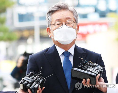 질문에 답하는 이재명 경기지사(수원=연합뉴스) 홍기원 기자 = '친형 강제입원' 사건과 관련한 허위사실공표 혐의로 항소심에서 당선무효형에 처해졌다가 대법원의 무죄 취지 판결을 받은 이재명 경기도지사가 16일 오전 경기도 수원시 영통구 수원고등법원에서 열리는 파기환송심 선고공판에 출석하고 있다. 2020.10.16 xanadu@yna.co.kr