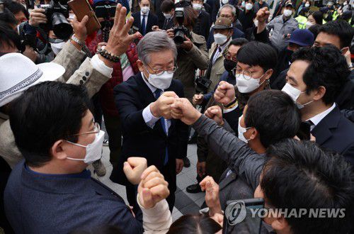무죄 선고받은 이재명 경기지사(수원=연합뉴스) 홍기원 기자 = '친형 강제입원' 사건과 관련한 허위사실공표 혐의로 항소심에서 당선무효형에 처해졌다가 대법원의 무죄 취지 판결을 받은 이재명 경기도지사가 16일 오전 경기도 수원시 영통구 수원고등법원에서 열린 파기환송심 선고공판에서 무죄를 선고받고 나와 지지자들과 인사하고 있다. 2020.10.16 xanadu@yna.co.kr