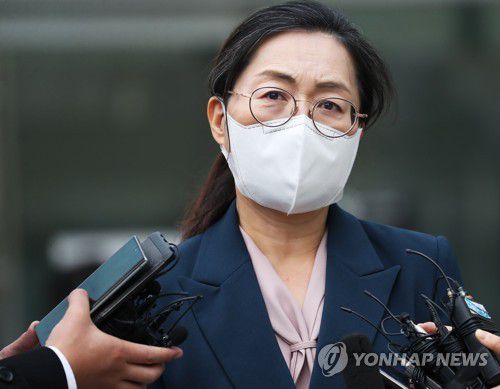 질문에 답하는 은수미 성남시장(수원=연합뉴스) 홍기원 기자 = 정치자금법 위반 혐의로 기소돼 당선무효형을 선고받았다가 대법원의 원심파기 판결로 기사회생한 은수미 성남시장이 16일 오후 경기도 수원시 영통구 수원고등법원에서 열린 파기환송심 선고공판을 마치고 나오며 취재진의 질문에 답하고 있다. 이날 재판부는 검찰과 은시장 양측의 항소를 기각한다고 판결했다. 
    이에 따라 은 시장은 1심이 선고한 벌금 90만원을 유지, 당선무효 위기에서 벗어나게 됐다. 2020.10.16 xanadu@yna.co.kr