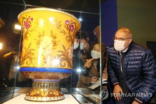 '살라미나 병' 살펴보는 필립 르포르 대사(서울=연합뉴스) 이재희 기자 = 16일 오후 서울 종로구 국립고궁박물관에서 열린 '신왕실도자' 전시를 찾은 필립 르포르 주한 프랑스 대사가 1888년 사디 카르노 프랑스 대통령이 고종에게 선물한 '살라미나 병'을 살펴보고 있다. 2020.10.16 scape@yna.co.kr