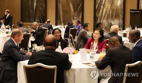 제네바 주재 각국 대사들과 대화하는 유명희 본부장(제네바=연합뉴스) 임은진 특파원 = 세계무역기구(WTO) 사무총장 선거 최종 라운드에 진출한 유명희 산업통상자원부 통상교섭본부장이 16일(현지시간) 스위스 제네바 인터콘티넨탈 호텔에서 제네바 주재 각국 대사들을 초청해 개최한 리셉션에서 참석자들과 대화하고 있다. 2020.10.16 engine@yna.co.kr