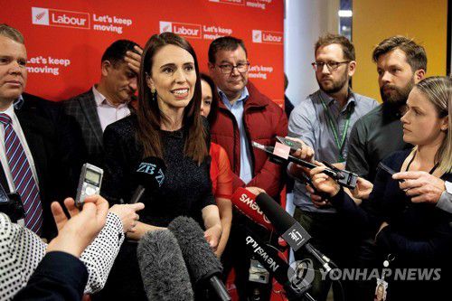 선거운동 기간 중 기자회견 하는 저신다 아던 총리 [AFP=연합뉴스]