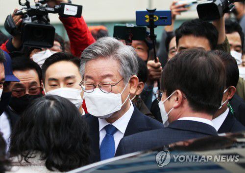 '친형 강제입원' 사건과 관련한 허위사실공표 혐의로 항소심에서 당선무효형에 처해졌다가 대법원의 무죄 취지 판결을 받은 이재명 경기도지사가 10월 16일 오전 경기도 수원시 영통구 수원고등법원에서 열린 파기환송심 선고공판에서 무죄를 선고받고 나와 지지자들과 인사하며 환하게 웃고 있다.[연합뉴스 자료사진]