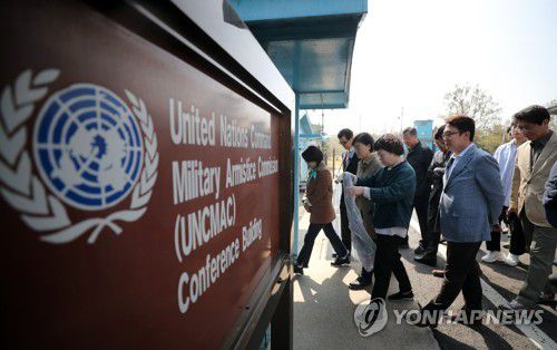 JSA 안보관광판문점 공동경비구역(JSA) 견학을 온 관광객들이 T2(군사정전위원회 본회의실) 내부로 들어가고 있다. 2019.5.1 [사진공동취재단] photo@yna.co.kr