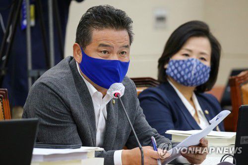 질의하는 임종성 의원(서울=연합뉴스) 안정원 기자 = 더불어민주당 임종성 의원이 8월 20일 국회 환경노동위원회 전체회의에서 질의하고 있다. 2020.8.20 jeong@yna.co.kr