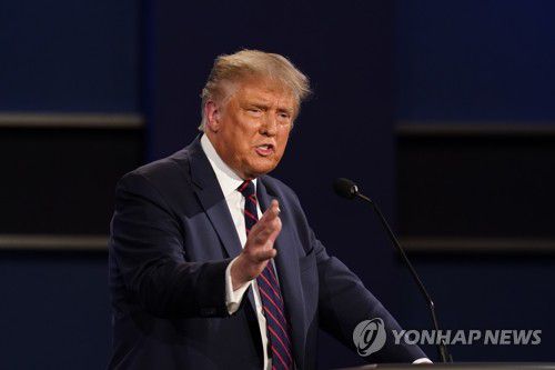 미 대선 첫 TV토론서 발언하는 트럼프(클리블랜드 AP=연합뉴스) 도널드 트럼프 미국 대통령이 29일(현지시간) 오하이오주 클리블랜드에서 열린 조 바이든 민주당 대선 후보와의 대선 첫 TV토론에서 발언하고 있다. leekm@yna.co.kr