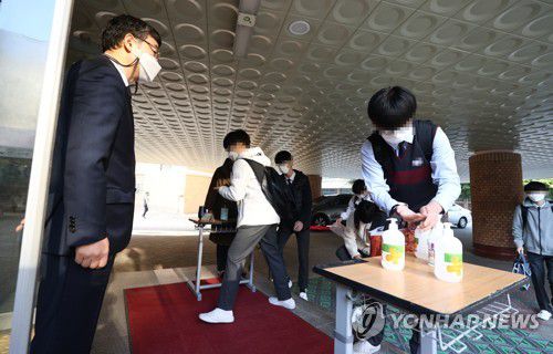 등교 전 손 소독은 필수(서울=연합뉴스) 류영석 기자 = 전국 유·초·중·고의 등교 인원 제한이 3분의 2로 완화된 19일 오전 서울 용산구의 한 중학교에서 학생들이 등교 중 손소독을 하고 있다. ondol@yna.co.kr