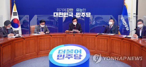 더불어민주당 최고위원회의(서울=연합뉴스) 하사헌 기자 = 더불어민주당 이낙연 대표가 19일 오전 서울 여의도 국회에서 열린 최고위원회의에서 발언하고 있다.  2020.10.19 toadboy@yna.co.kr