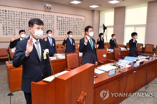 서울고검·중앙지검 등 국감(서울=연합뉴스) 하사헌 기자 = 조상철 서울고검장(앞줄 왼쪽부터), 오인서 수원고검장, 이성윤 서울중앙지검장 등이 19일 오전 서울 여의도 국회 법제사법위원회에서 열린 서울고검, 서울중앙지검 등 국정감사에서 선서하고 있다.   2020.10.19 toadboy@yna.co.kr