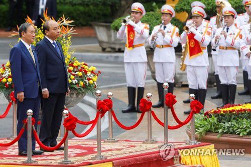 베트남 방문서 환영행사 참석한 스가 일본 총리(하노이 로이터=연합뉴스) 취임 후 첫 해외 방문길에 오른 스가 요시히데(菅義偉ㆍ사진 왼쪽) 일본 총리가 19일(현지시간) 베트남 하노이의 주석궁에 열린 환영 행사에 응우옌 쑤언 푹(오른쪽) 총리와 함께 참석하고 있다. 스가 총리는 이날부터 나흘간 베트남과 인도네시아 등 동남아 2개국 순방에 나섰다. sungok@yna.co.kr