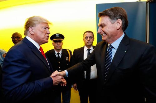 미국-브라질 정상도널드 트럼프 미국 대통령(왼쪽)과 긴밀한 관계를 강조하는 자이르 보우소나루 브라질 대통령이 5G 사업에서 화웨이를 배제할 것인지 주목된다. [브라질 대통령실]