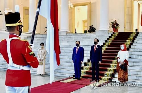 베트남 이어 인도네시아 방문한 스가 일본 총리[AFP=연합뉴스]